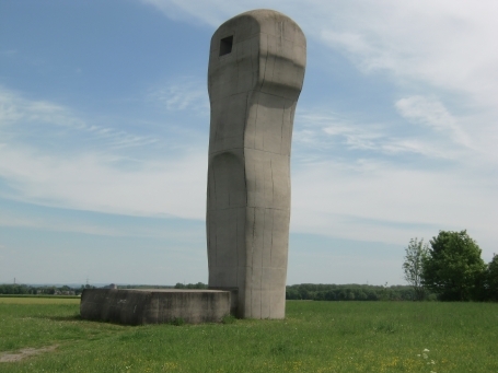 Raketenstation Hombroich : Am Berger Weg befindet sich die Betonskulptur "Begiari", von Eduardo Chillidia